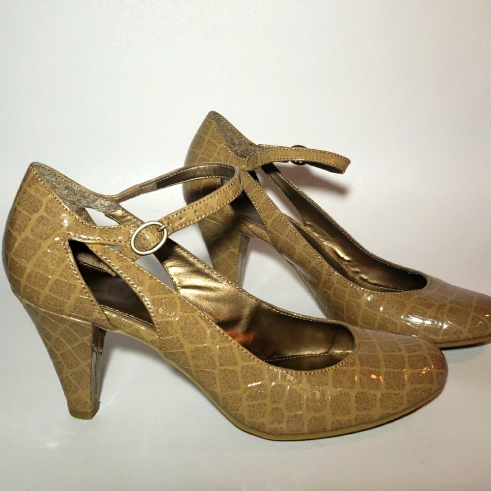 Patent leather Faux Crocodile Print Women's heels .